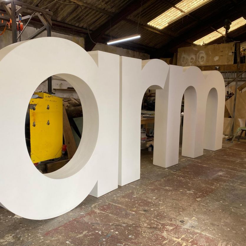 Giant 3d letters arm 