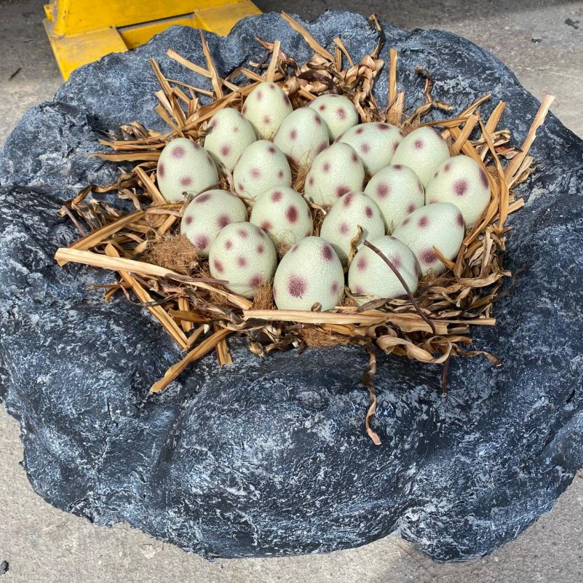 Dino eggs nest prop