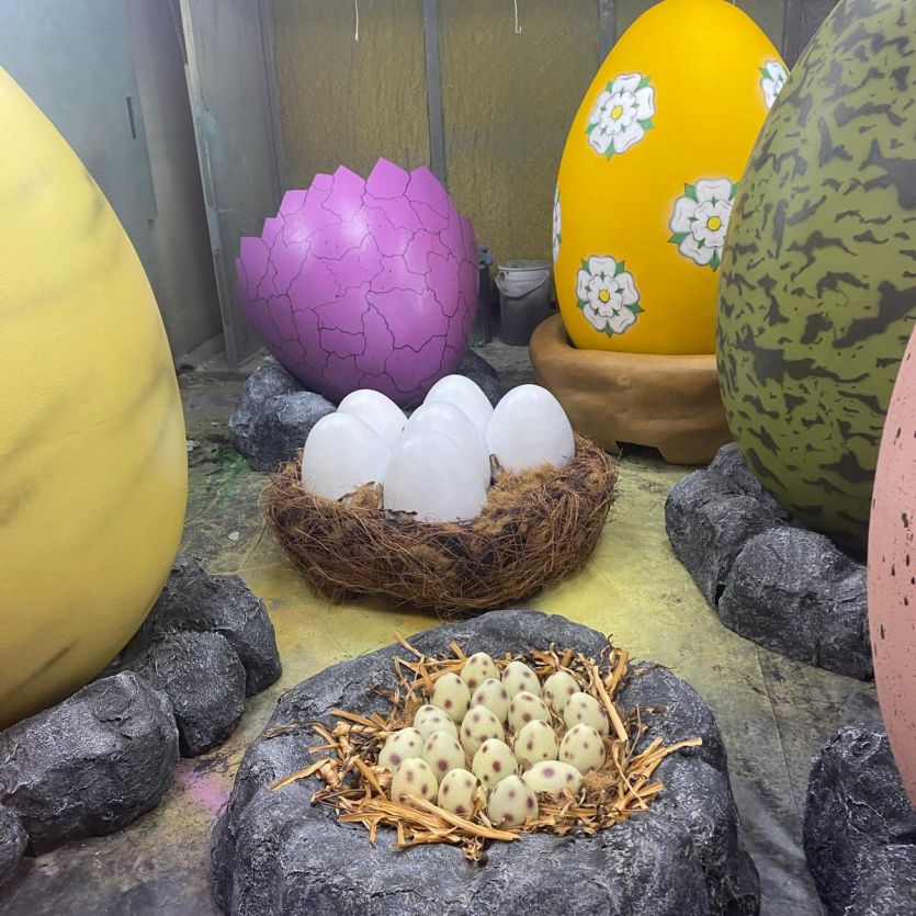 Giant dino egg props & dino egg nests 