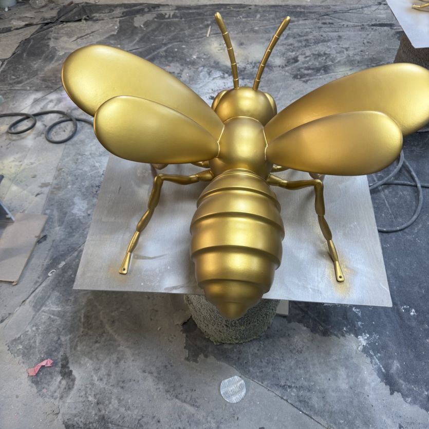 Large golden 3d bee models 