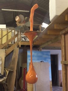 Pouring liquid effect prop for an exhibition