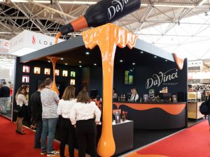Pouring liquid effect prop for an exhibition